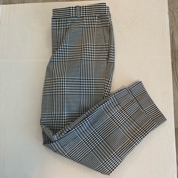 Banana Republic Pants - Banana Republic women’s black & white houndstooth pants size 10
